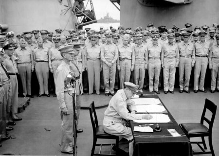 Douglas_MacArthur_signs_formal_surrender