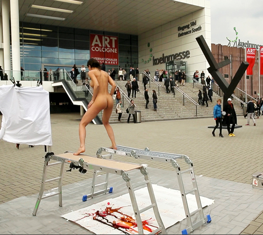 Milo Moiré đang "rặn đẻ" tại Art Cologne.