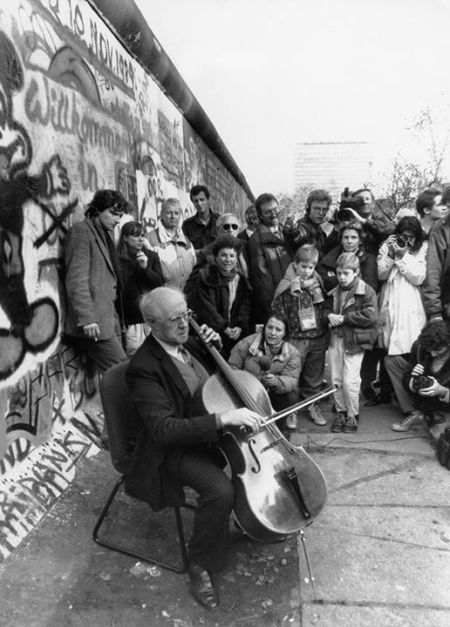 Mstislav Rostropovich chơi cello tại tường Berlin ngày 12.11.1989 ngay sau khi bức tường này bị phá bỏ. (Nhấn chuột vào hình để xem video)