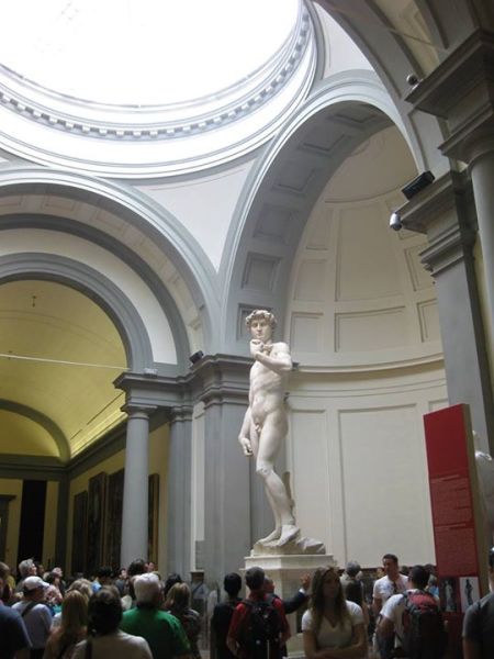 Tượng David của Michelangelo trong bảo tàng viện Hàn lâm Mỹ thuật Florence (Ảnh của người dịch)